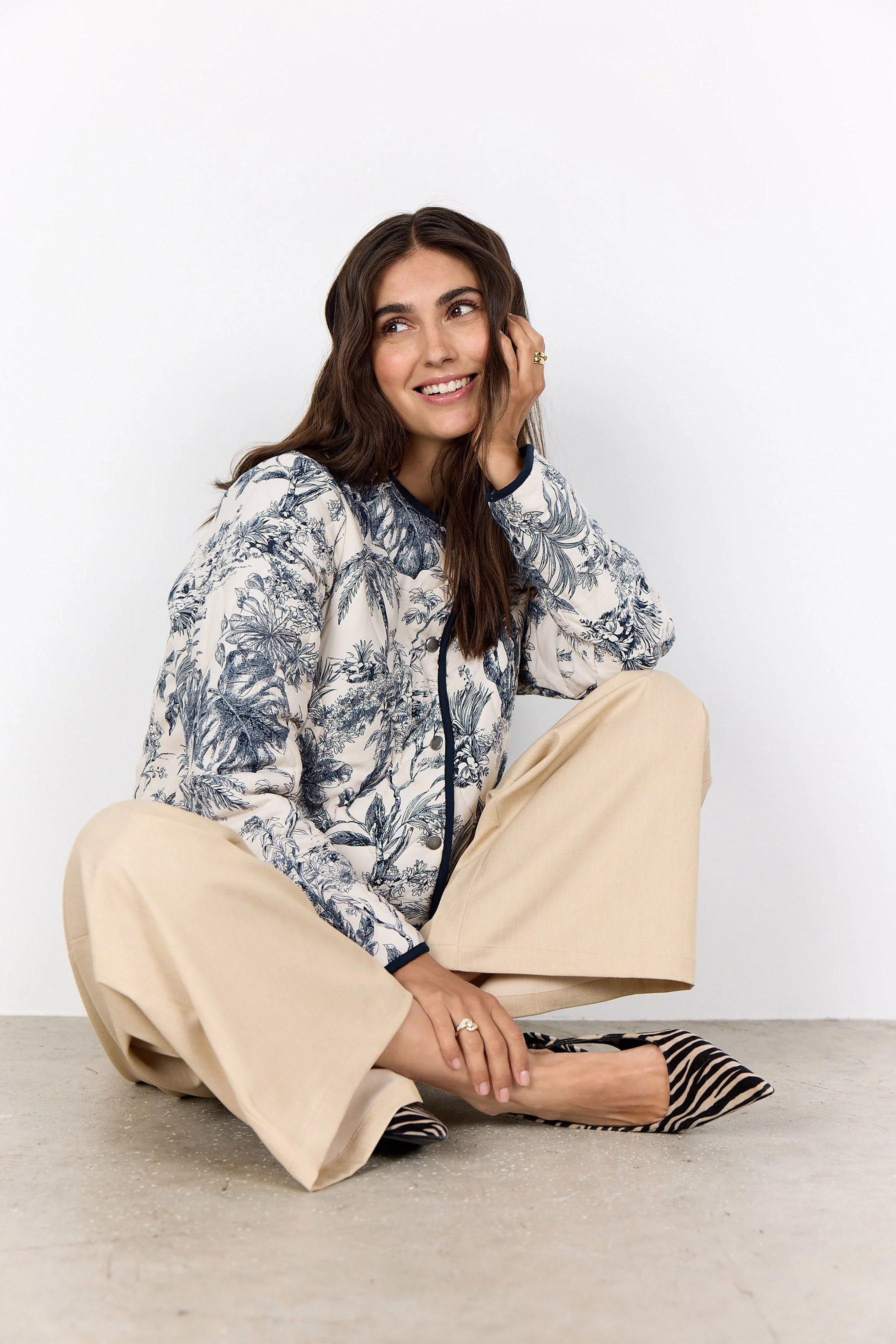 Carli Botanical Print Quilted Jacket - Navy Combi - Image 3