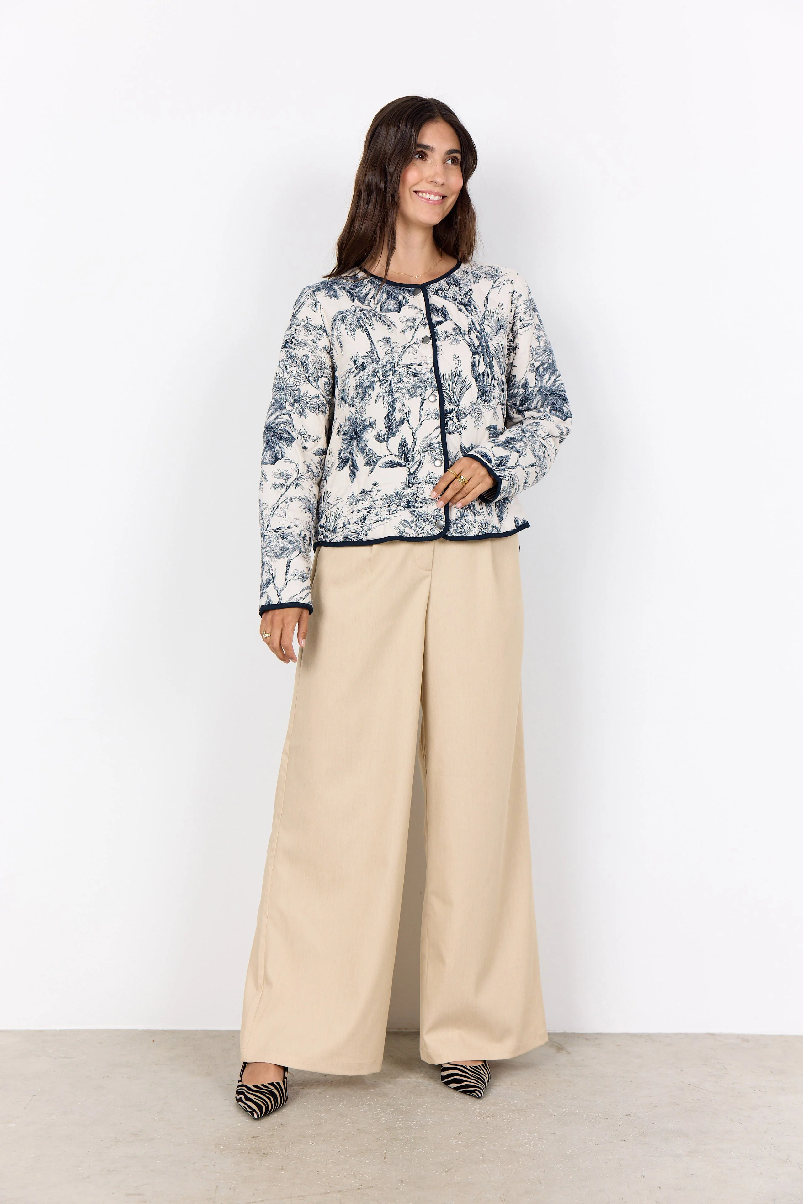 Carli Botanical Print Quilted Jacket - Navy Combi - Image 4