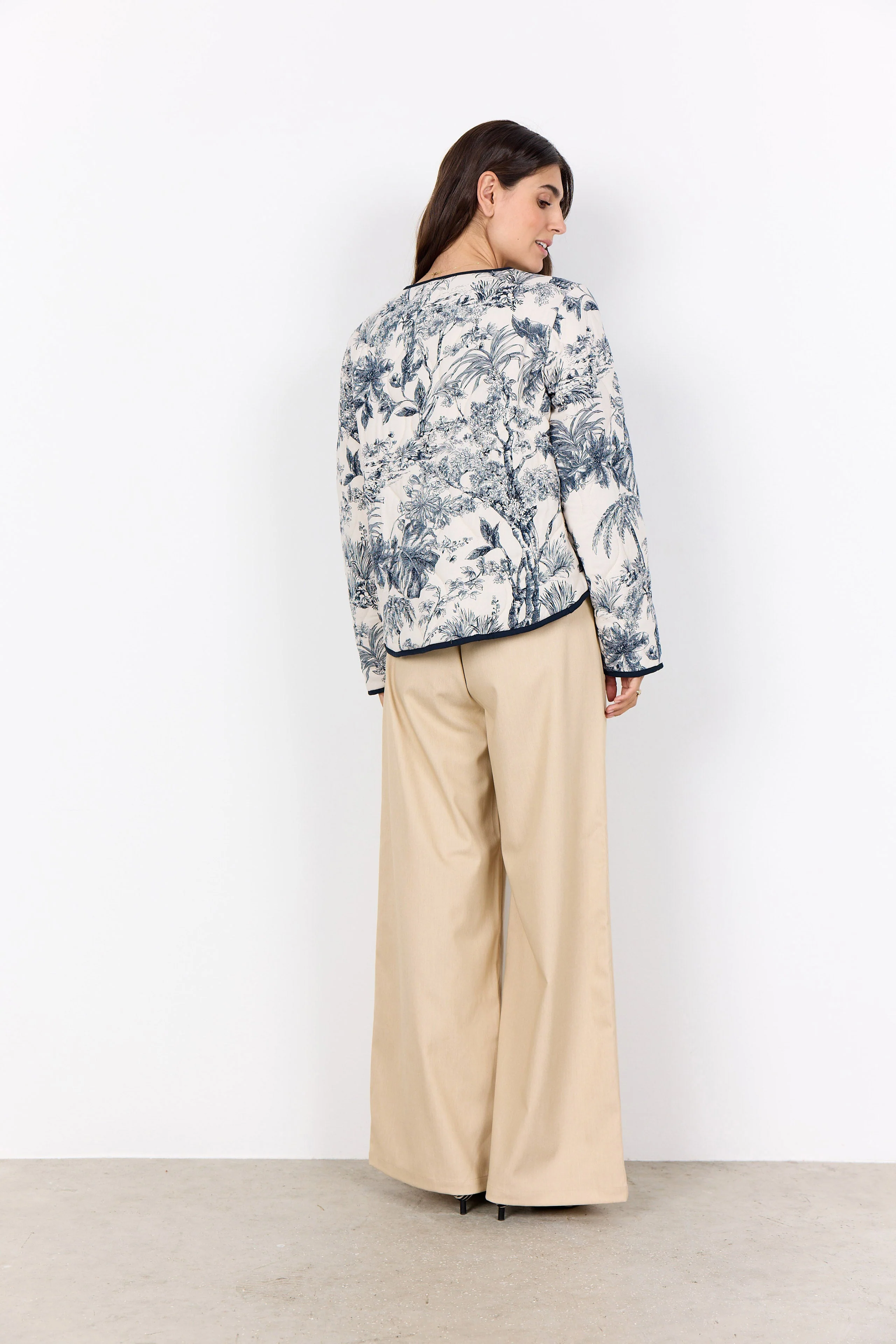Carli Botanical Print Quilted Jacket - Navy Combi - Image 5