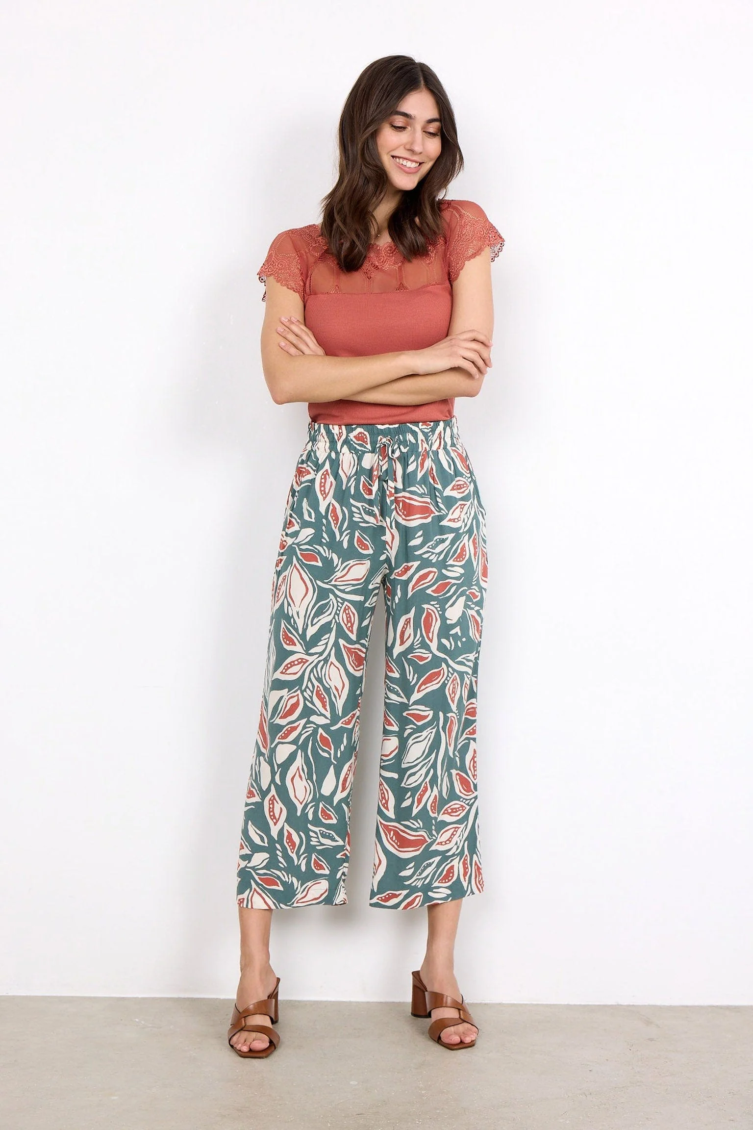 Leda Leaf Printed Elastic Waist Cropped Trousers - Shadow Green Combi - Image 2